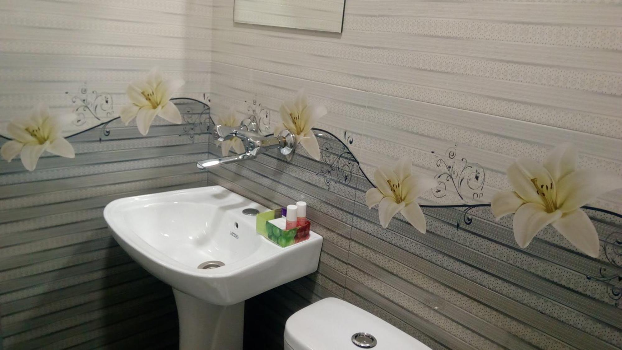 Hotel Isani Tbilisi Rum bild