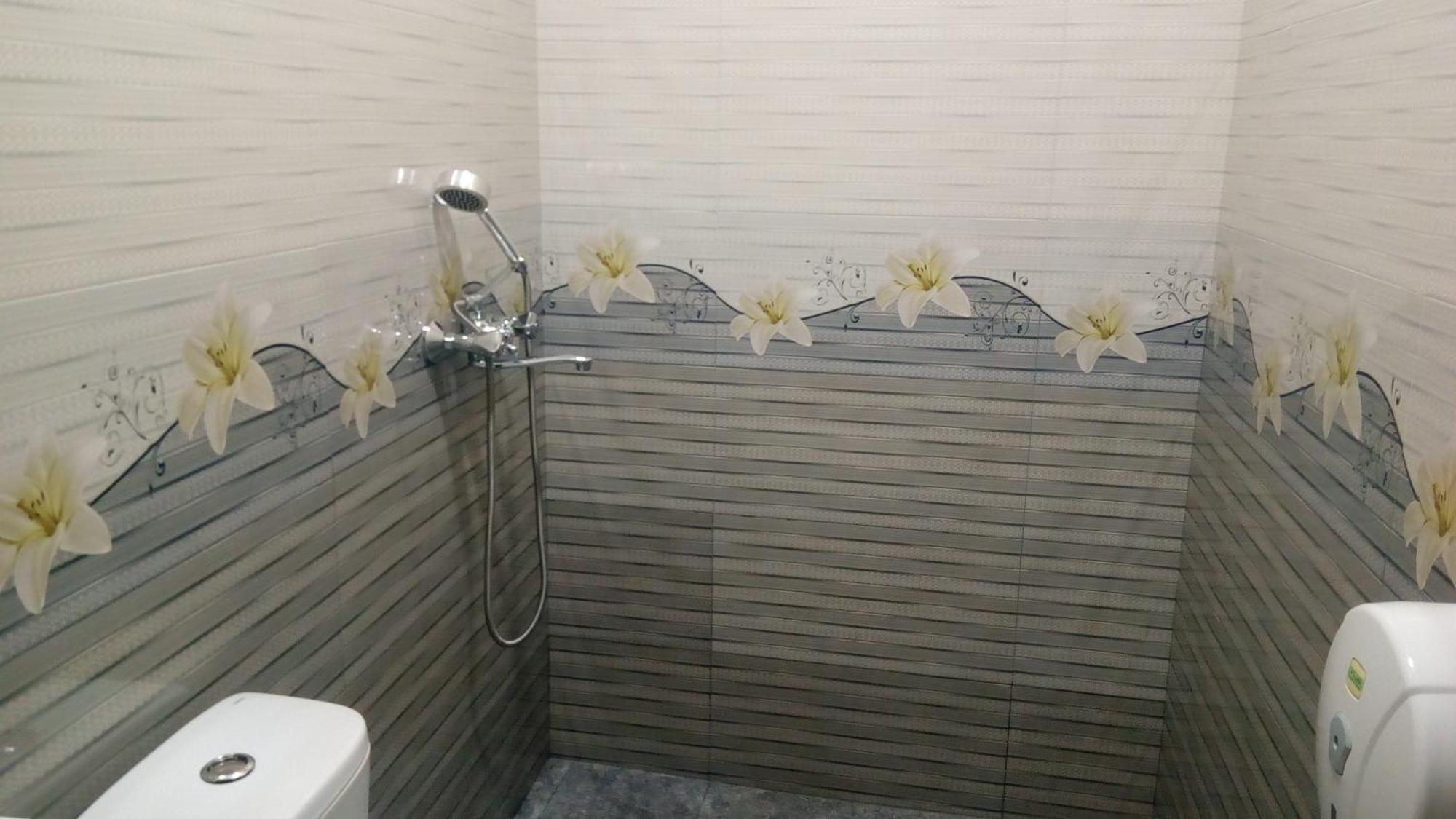 Hotel Isani Tbilisi Rum bild