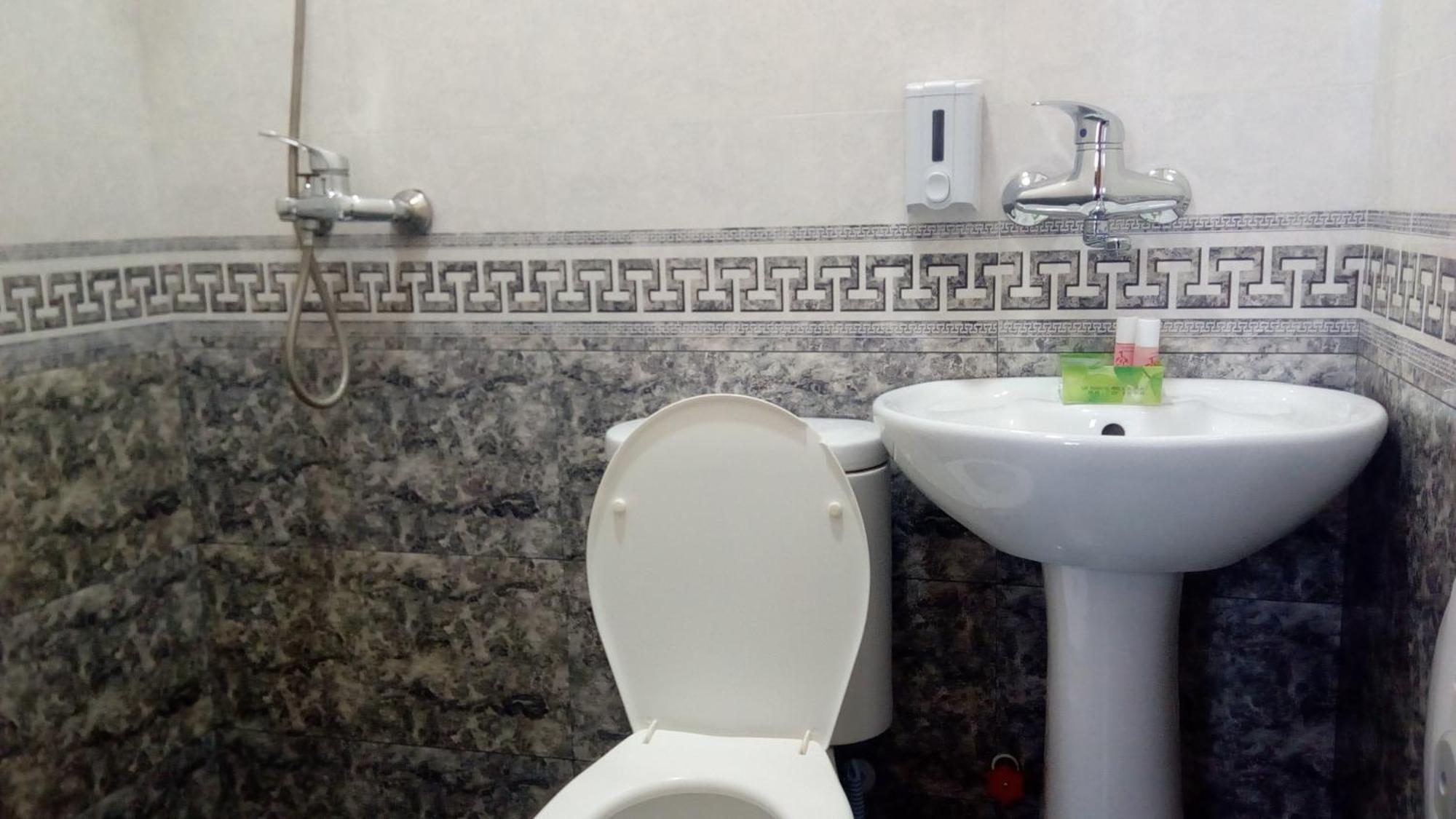 Hotel Isani Tbilisi Rum bild